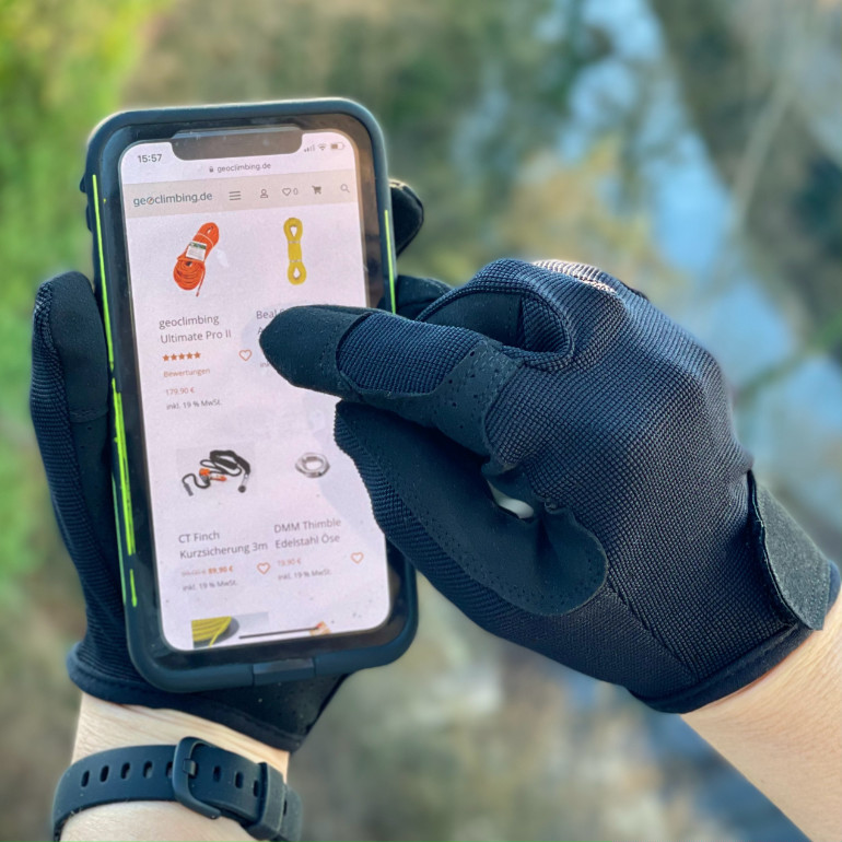 Die Touchfelder von Kletterhandschuhe touch ermöglichen Smartphone Bedienung