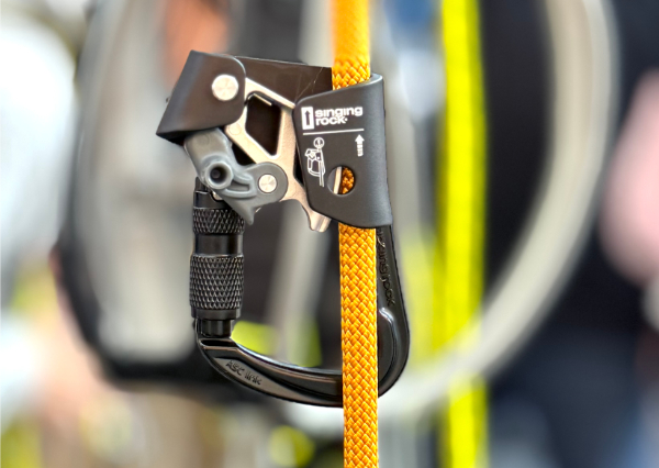 Bruststeigklemme mit Karabiner: Singing Rock ASC Link