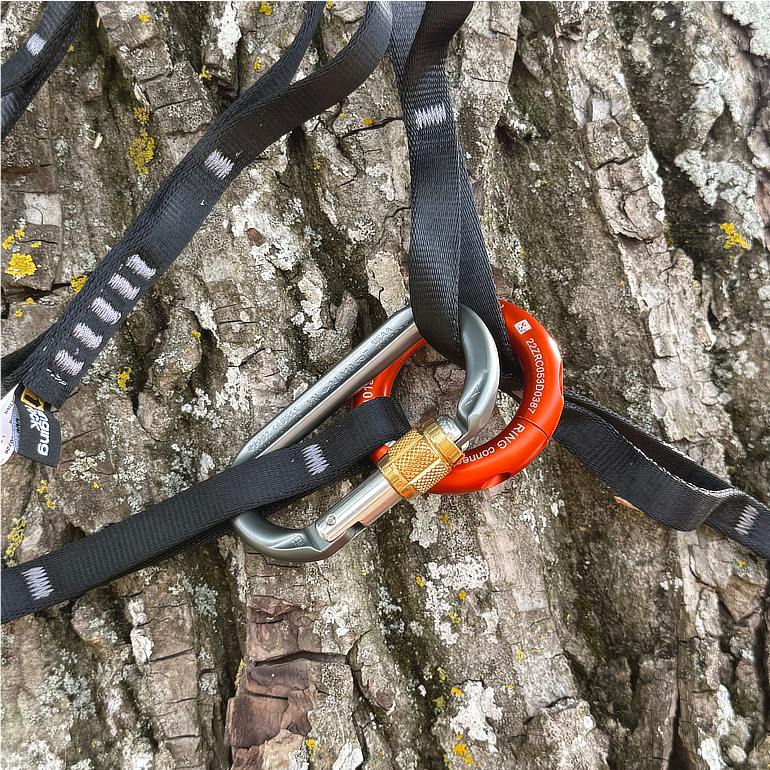 Supa Sling II kann per Karabiner gegen Rutschen gesichert werden
