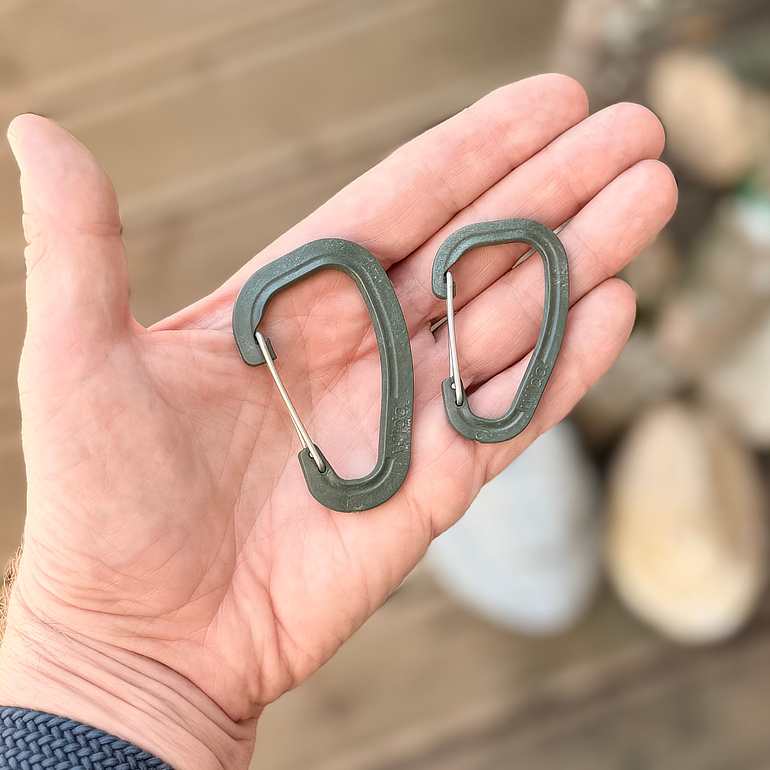 Zwei Größen im Accessoire Karabiner Set